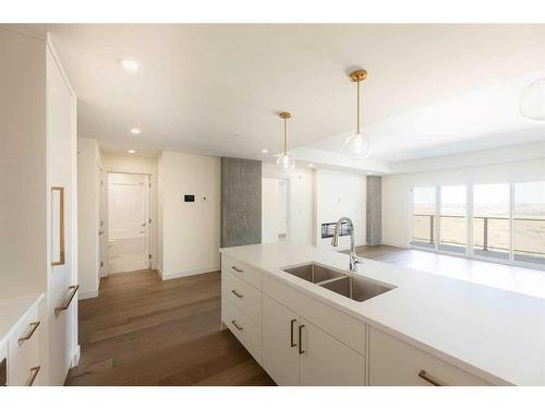 525-102 Scenic Drive North, Lethbridge, AB - Indoor Photo Showing Kitchen With Double Sink With Upgraded Kitchen