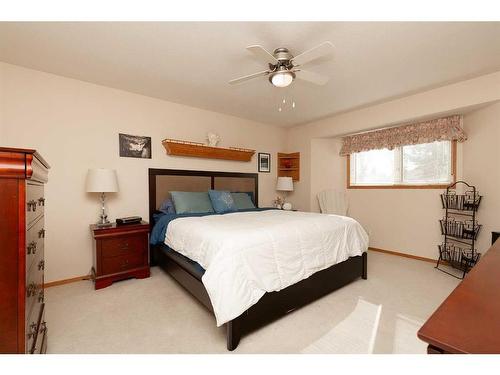 224 Heritage Boulevard West, Lethbridge, AB - Indoor Photo Showing Bedroom