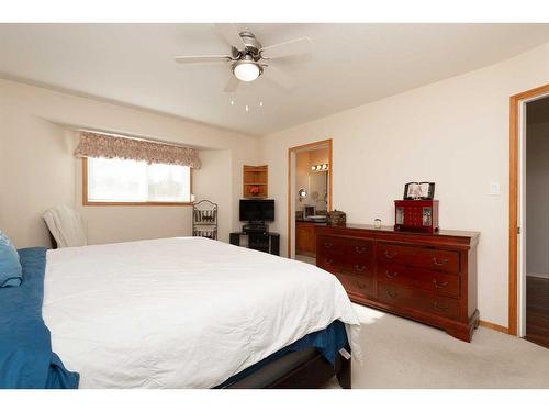 224 Heritage Boulevard West, Lethbridge, AB - Indoor Photo Showing Bedroom