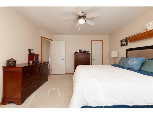 224 Heritage Boulevard West, Lethbridge, AB - Indoor Photo Showing Bedroom