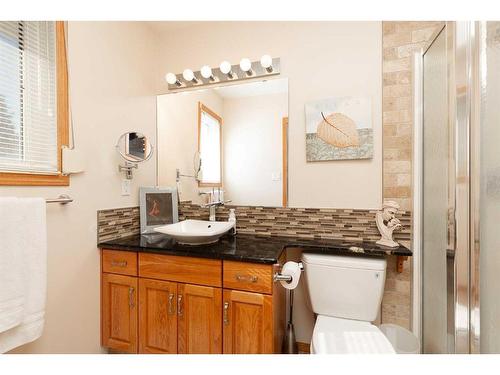 224 Heritage Boulevard West, Lethbridge, AB - Indoor Photo Showing Bathroom