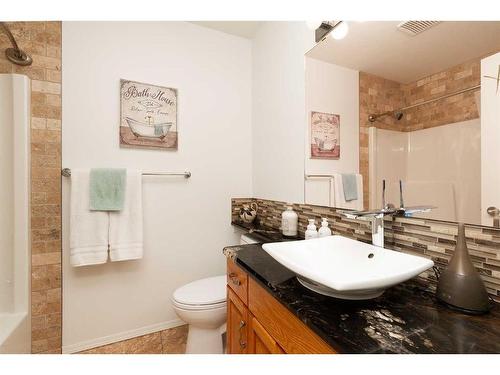 224 Heritage Boulevard West, Lethbridge, AB - Indoor Photo Showing Bathroom