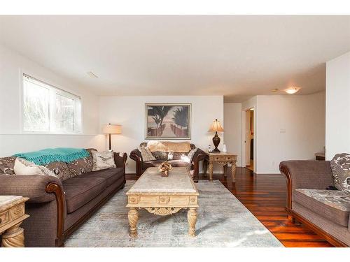 224 Heritage Boulevard West, Lethbridge, AB - Indoor Photo Showing Living Room