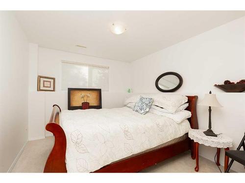 224 Heritage Boulevard West, Lethbridge, AB - Indoor Photo Showing Bedroom