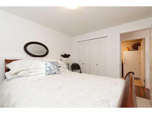 224 Heritage Boulevard West, Lethbridge, AB - Indoor Photo Showing Bedroom