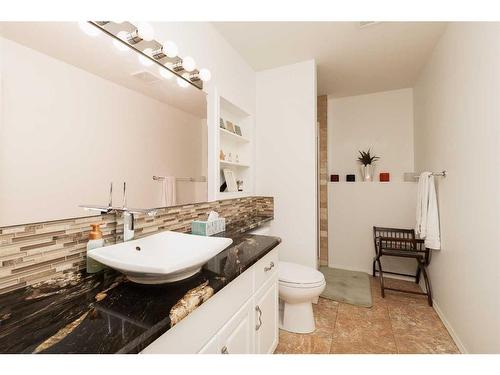 224 Heritage Boulevard West, Lethbridge, AB - Indoor Photo Showing Bathroom