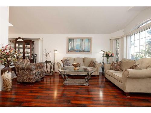 224 Heritage Boulevard West, Lethbridge, AB - Indoor Photo Showing Living Room