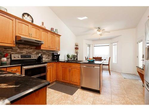 224 Heritage Boulevard West, Lethbridge, AB - Indoor Photo Showing Kitchen