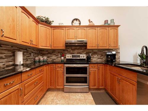 224 Heritage Boulevard West, Lethbridge, AB - Indoor Photo Showing Kitchen