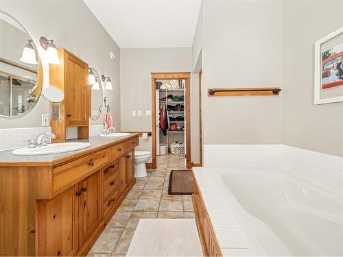 570 27 Street, Fort Macleod, AB - Indoor Photo Showing Bathroom