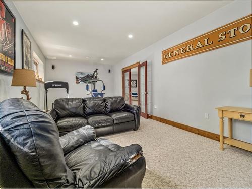 570 27 Street, Fort Macleod, AB - Indoor Photo Showing Living Room