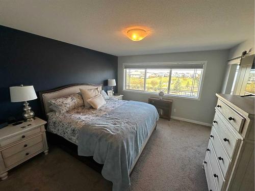 94 Blackwolf Bay North, Lethbridge, AB - Indoor Photo Showing Bedroom