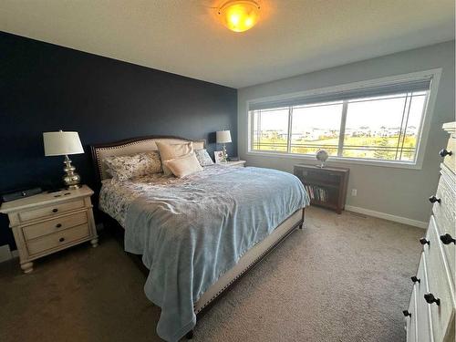 94 Blackwolf Bay North, Lethbridge, AB - Indoor Photo Showing Bedroom