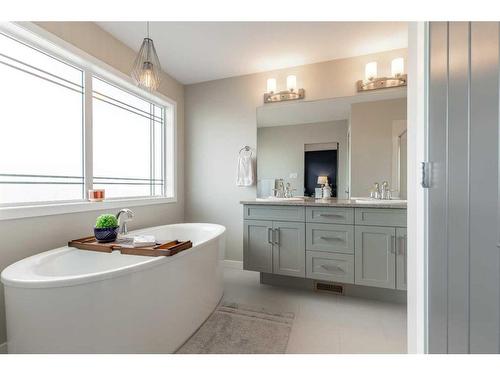 94 Blackwolf Bay North, Lethbridge, AB - Indoor Photo Showing Bathroom