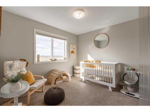 94 Blackwolf Bay North, Lethbridge, AB - Indoor Photo Showing Bedroom