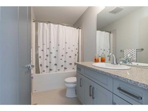 94 Blackwolf Bay North, Lethbridge, AB - Indoor Photo Showing Bathroom