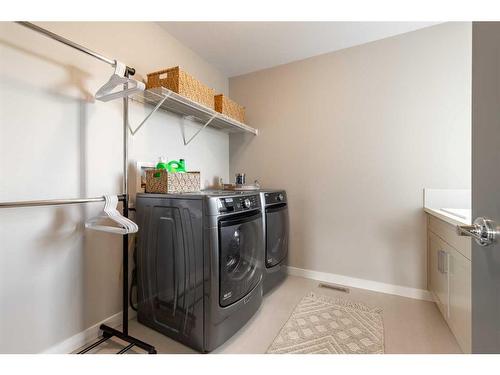 94 Blackwolf Bay North, Lethbridge, AB - Indoor Photo Showing Laundry Room