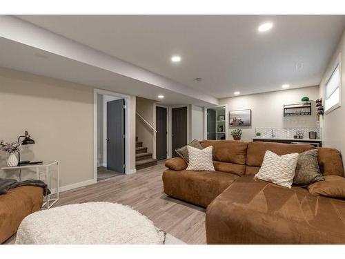 94 Blackwolf Bay North, Lethbridge, AB - Indoor Photo Showing Living Room