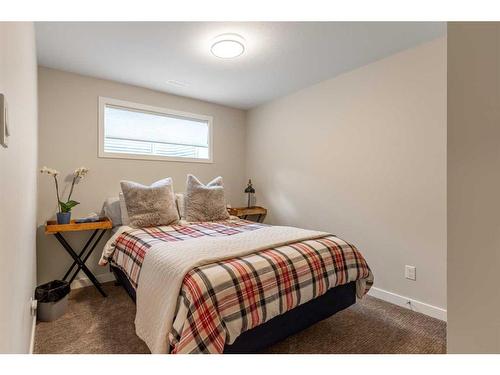 94 Blackwolf Bay North, Lethbridge, AB - Indoor Photo Showing Bedroom