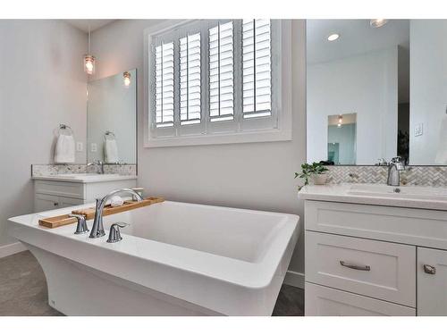 161 Sixmile Bend South, Lethbridge, AB - Indoor Photo Showing Bathroom