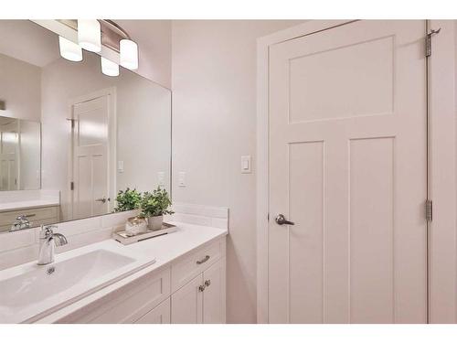 161 Sixmile Bend South, Lethbridge, AB - Indoor Photo Showing Bathroom