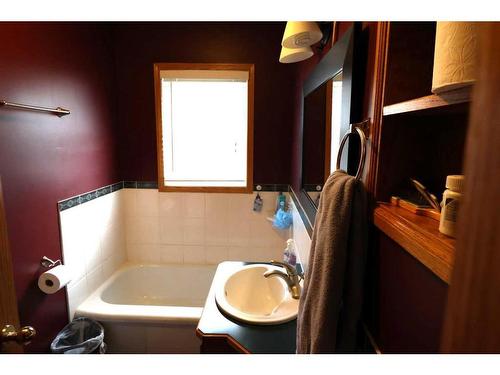 740 Crescent Avenue North, Picture Butte, AB - Indoor Photo Showing Bathroom