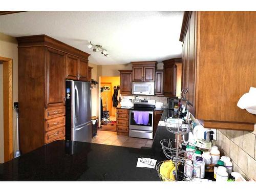 740 Crescent Avenue North, Picture Butte, AB - Indoor Photo Showing Kitchen