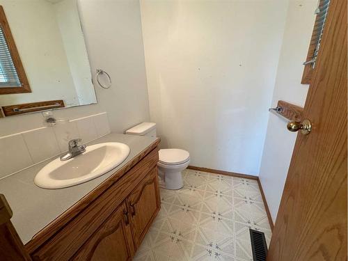 4810 58 Avenue, Taber, AB - Indoor Photo Showing Bathroom