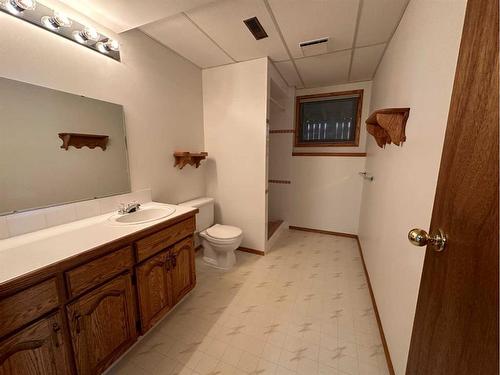 4810 58 Avenue, Taber, AB - Indoor Photo Showing Bathroom