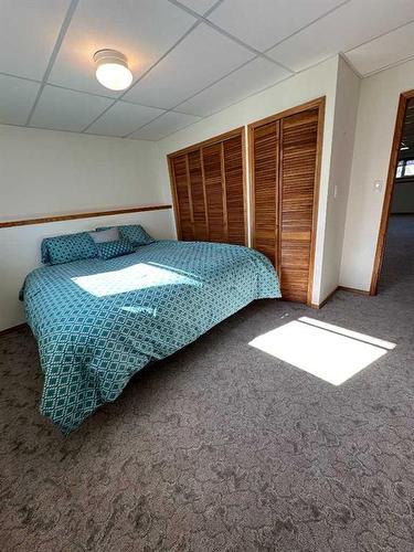 4810 58 Avenue, Taber, AB - Indoor Photo Showing Bedroom