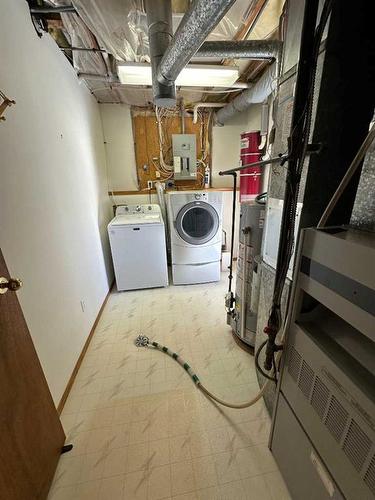 4810 58 Avenue, Taber, AB - Indoor Photo Showing Laundry Room