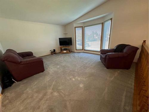 4810 58 Avenue, Taber, AB - Indoor Photo Showing Living Room