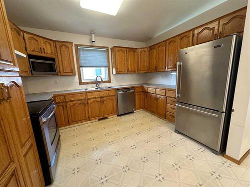 4810 58 Avenue, Taber, AB - Indoor Photo Showing Kitchen With Double Sink