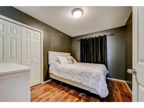 86 Assiniboia Way West, Lethbridge, AB - Indoor Photo Showing Bedroom