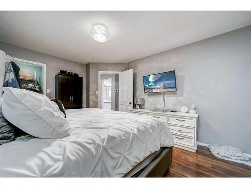 86 Assiniboia Way West, Lethbridge, AB - Indoor Photo Showing Bedroom