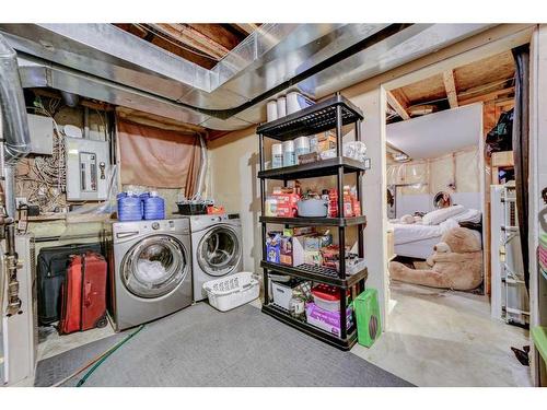 86 Assiniboia Way West, Lethbridge, AB - Indoor Photo Showing Laundry Room