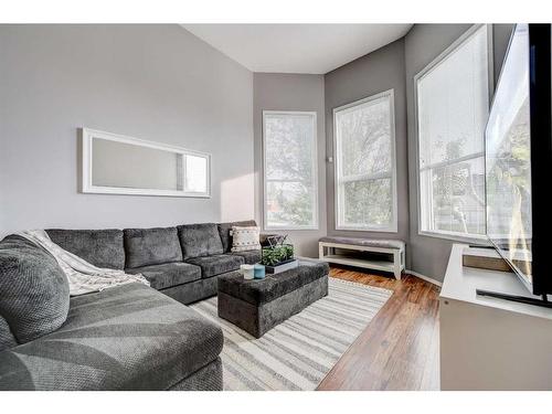 86 Assiniboia Way West, Lethbridge, AB - Indoor Photo Showing Living Room