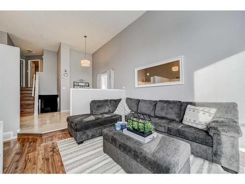 86 Assiniboia Way West, Lethbridge, AB - Indoor Photo Showing Living Room