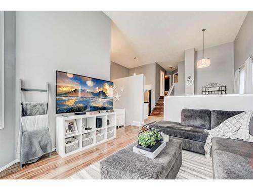 86 Assiniboia Way West, Lethbridge, AB - Indoor Photo Showing Living Room