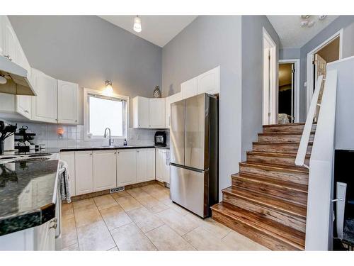 86 Assiniboia Way West, Lethbridge, AB - Indoor Photo Showing Kitchen