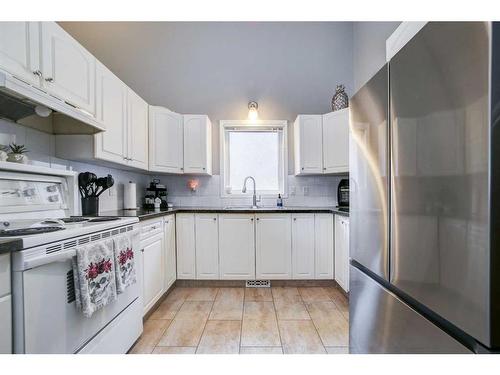 86 Assiniboia Way West, Lethbridge, AB - Indoor Photo Showing Kitchen