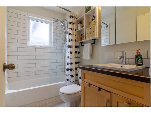 2914 13 Avenue South, Lethbridge, AB - Indoor Photo Showing Bathroom