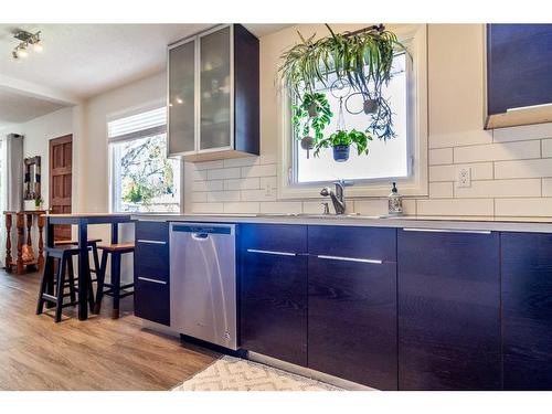 2914 13 Avenue South, Lethbridge, AB - Indoor Photo Showing Kitchen