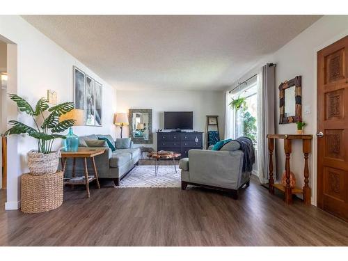 2914 13 Avenue South, Lethbridge, AB - Indoor Photo Showing Living Room