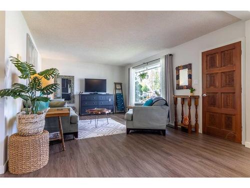 2914 13 Avenue South, Lethbridge, AB - Indoor Photo Showing Living Room