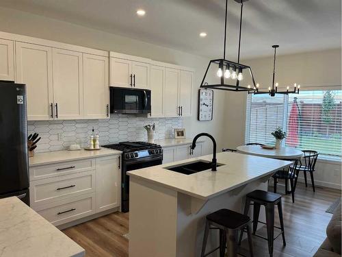 476 Chinook Gate Square Sw, Airdrie, AB - Indoor Photo Showing Kitchen With Double Sink With Upgraded Kitchen