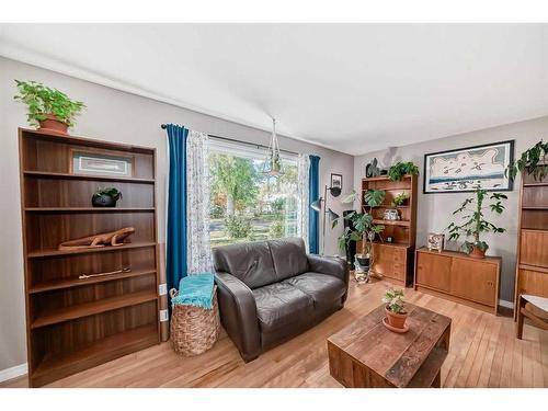 1013 12 Street South, Lethbridge, AB - Indoor Photo Showing Living Room