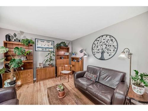 1013 12 Street South, Lethbridge, AB - Indoor Photo Showing Living Room