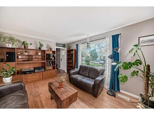 1013 12 Street South, Lethbridge, AB - Indoor Photo Showing Living Room