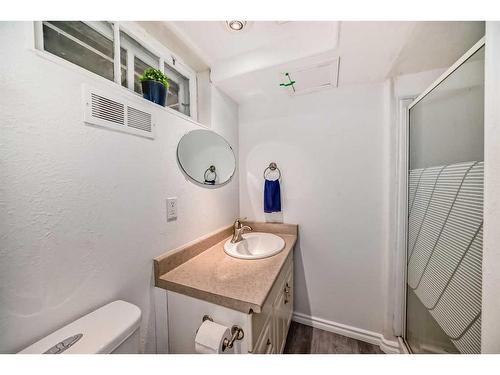 1013 12 Street South, Lethbridge, AB - Indoor Photo Showing Bathroom